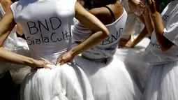 Anggota balet nasional Argentina mengenakan kaos dengan pesan yang dibaca dalam bahasa Spanyol: "Ya untuk budaya" memprotes keputusan mengurangi dana bagi perusahaan tari yang dikelola negara di Buenos Aires, Argentina, (1/2). (AP Photo/Natacha Pisarenko)