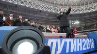 Kandidat presiden Rusia, Vladimir Putin memberikan pidato dalam sebuah kampanye pencalonannya di stadion Luzhniki di Moskow (3/3). Rusia akan menggelar pemelihan umum presiden sekitar dua minggu lagi. (AFP/Kirill Kudryavtsev)