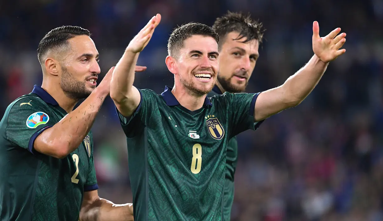 Gelandang Italia, Jorginho, merayakan gol yang dicetaknya ke gawang Yunani pada laga Kualifikasi Piala Eropa 2020 di Stadion Olimpico, Roma, Sabtu (12/10). Italia menang 2-1 atas Yunani. (AFP/Alberto Pizzoli)