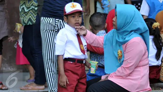 20160718-Hari Pertama Sekolah, Orangtua Penuhi SDN Manggarai 17 Pagi-Jakarta