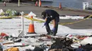 Tim Pusat Laboratorium Forensik (Puslabfor) Polri mengambil serpihan pesawat Lion Air JT 610 JICT II, Tanjung Priok, Jakarta Utara, Jumat (2/11). Menurut Puslabfor, barang yang ditemukan di lapangan penting untuk diselidiki. (Liputan6.com/Angga Yuniar)