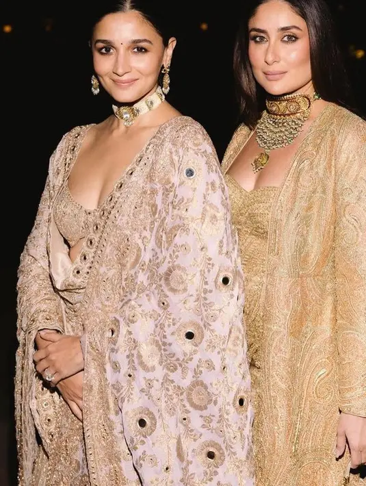 Alia Bhatt, memilih sari warna gading dengan bordir keemasan. [@kareenakapoorkhan]