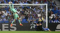 Penjaga gawang Real Sociedad Alex Remiro berhasil menangkap bola dalam kemelut di depan gawang dalam pertandingan lanjutan La Liga Spanyol 2022/2023 antara Real Sociedad melawan Atletico de Madrid, Sabtu (3/9/2022). (AFP/Pierre-Philippe Marcou)