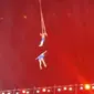 Pemain akrobat di China terjatuh hingga tewas saat melakukan pertunjukan di udara. (Weibo/Alisr)