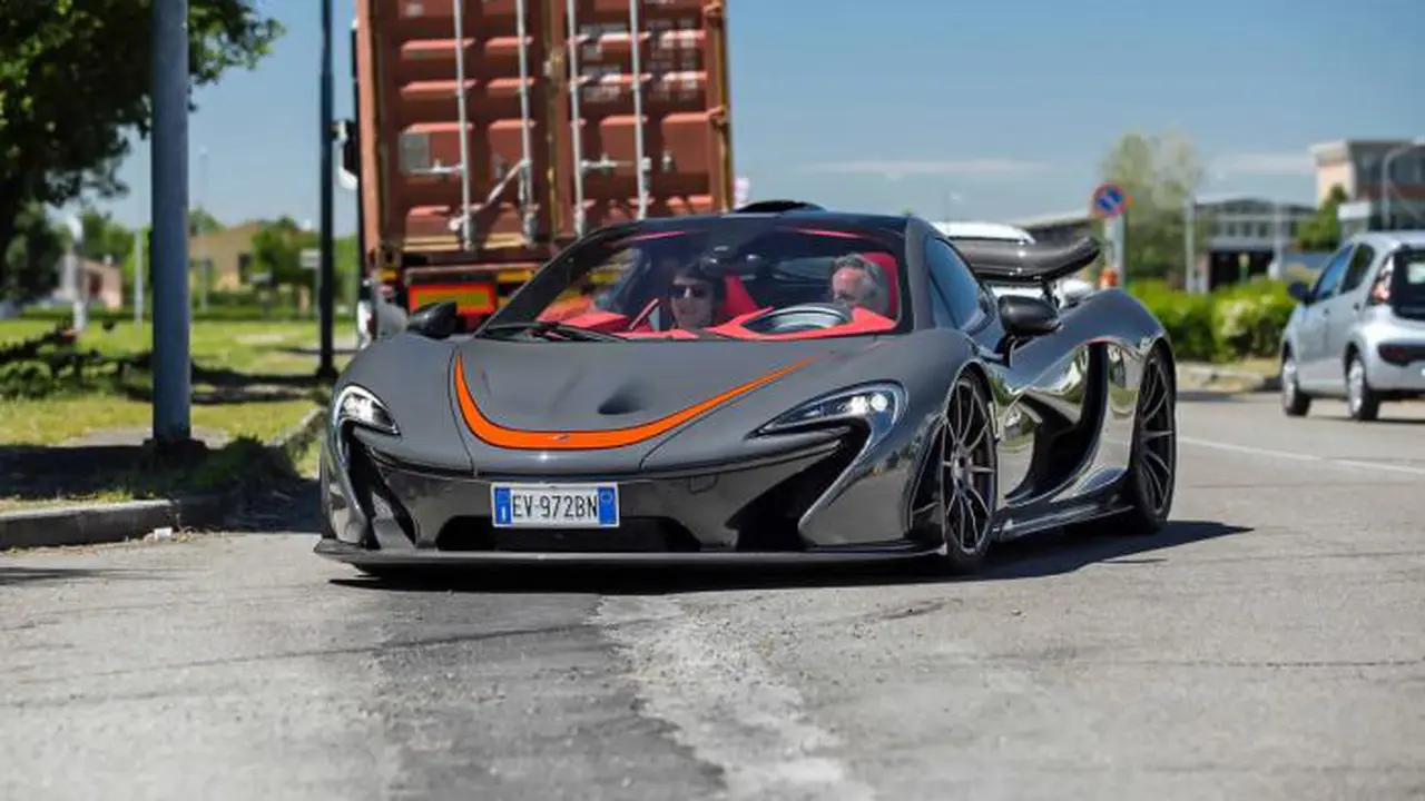 Bos Pagani Kepergok 'Bercinta' dengan McLaren P1