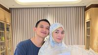 Citra Kirana diberi bucket bunga mawar berwarna merah oleh Rezky Aditya. (Instagram.com/@thereal_rezkyaditya)