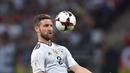 Shkodran Mustafi pencetak gol kelima Jerman saat melawan San Marino pada Kualifikasi Piala Dunia 2018 di Stadion Nuernberg, Nuremberg, Jerman, (10/6/2017). (AFP/Christof Stache)