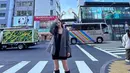 Penampilan cute Park Min Young pakai mini dress hitam ditumpuknya dengan oversized blazer abu-abu, yang kemudian dipadukannya mengenakan high boots hitam. [Foto: Instagram/rachel_mypark]