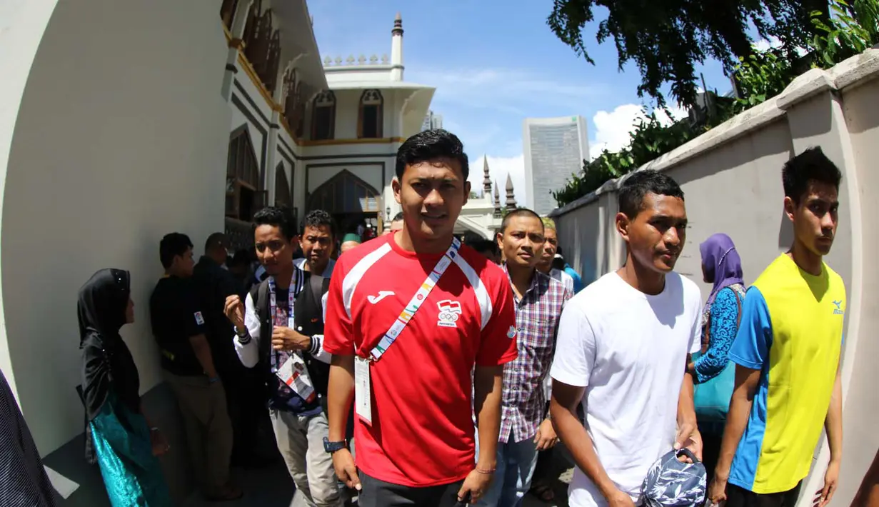 M. Natshir Fadhil (merah) dan M. Abduh Lestaluhu seusai menjalankan sholat Jumat di Masjid Sultan, Bugis, Singapura. Jumat (5/6). (Bola.com/Arief Bagus)