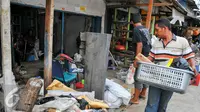 Warga pasar ikan memindahkan barang-barang untuk dipindahkan ke Rusun Rawa Bebek, Jakarta, Selasa (6/4/2016). (Liputan6.com/Yoppy Renato)