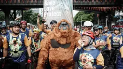 Lembaga Swadaya Masyarakat (LSM) lingkungan Satya Bumi menggelar aksi seruan perlindungan satwa orangutan saat pelaksanaan Hari Bebas Kendaraan Bermotor (HBKB) atau Car Free Day (CFD) di Jakarta pada 24 Agustus 2025. (YASUYOSHI CHIBA/AFP)