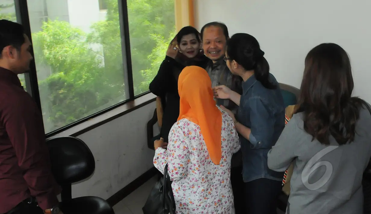 Sutan Bhatoegana bersama keluarga di ruang terdakwa Pengadilan Tipikor, Jakarta, Senin (6/4/2015). Sutan, tersangka kasus dugaan penerimaan hadiah terkait penetapan APBN-P Kementerian ESDM di DPR RI. (Liputan6.com/Herman Zakharia)