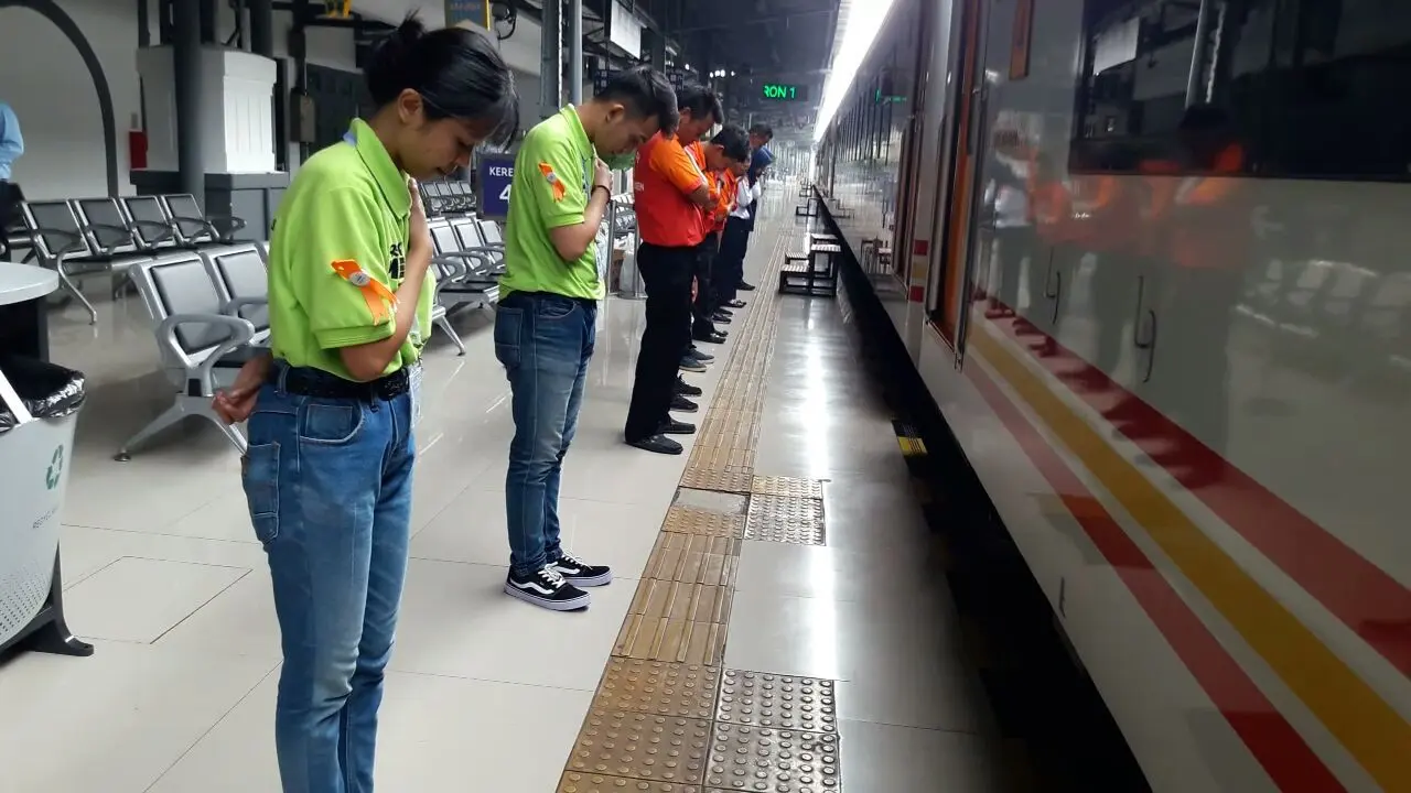 Sejumlah petugas di Stasiun Pasar Senen memberi salam hormat kepada para penumpang sesaat setelah kereta berjalan (Merdeka.com/Sania Mashabi)