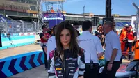 Emily Ratajkowski setelah mencoba lintasan Formula E. (Instagram Emily Ratajkowski)
