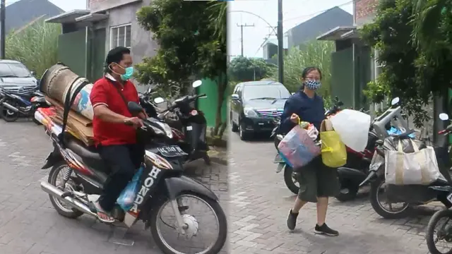 Warga Menyetor ke Bank Sampah