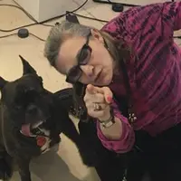 Aktris pemeran film Star Wars Carrie Fisher masih berjuang melawan penyakitnya paska terkena serangan jantung di pesawat. Masih menjalani perawatan di rumah sakit, Carrie ditemani seekor anjing kesayangannya, Gary. (doc.mirror.co.uk)