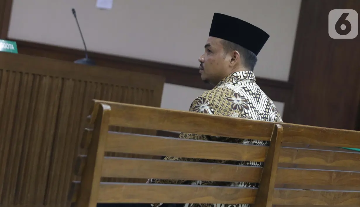 Tersangka dugaan suap ke Gubernur Kepri nonaktif Nurdin Basirun, Abu Bakar saat menjalani sidang dakwaan di Pengadilan Tipikor, Jakarta, Rabu (2/10/2019). Abu Bakar didakwa membantu pengusaha Kock Meng memberikan suap terkait izin pemanfaatan laut. (Liputan6.com/Helmi Fithriansyah)