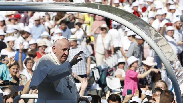 Paus Fransiskus tiba untuk merayakan misa penutupan Kongres Ekaristi Internasional, di Lapangan Pahlawan Budapest, Minggu, 12 September 2021