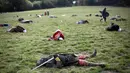 Sejumlah warga menggunakan pakaian prajurit tewas saat mereka ulang Pertempuran Hasting di Battle, Inggris, (15/10). Pertempuran Hasting terjadi di Bukit Senlac pada tanggal 14 Oktober 1066. (REUTERS/Neil Balai)