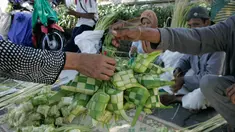 Pedagang kulit ketupat melayani pembeli di sekitar Pakualaman,Yogyakarta, menjelang Hari Raya Idul Fitri 1437 Hijriah, Senin (4/7). H-2 menjelang Lebaran, pedagang musiman yang menjual kulit ketupat mulai bermunculan. (Liputan6.com/Boy Harjanto)