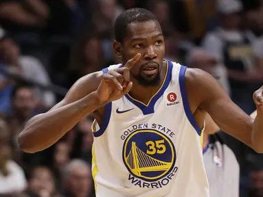 Pebasket Golden State Warriors, Kevin Durant, merayakan tiga poin saat melawan Denver Nuggets, pada laga NBA di Pepsi Center, Denver, Sabtu (4/11/2017). Warriors menang 127-108 atas Nuggets. (AP/Jack Dempsey)