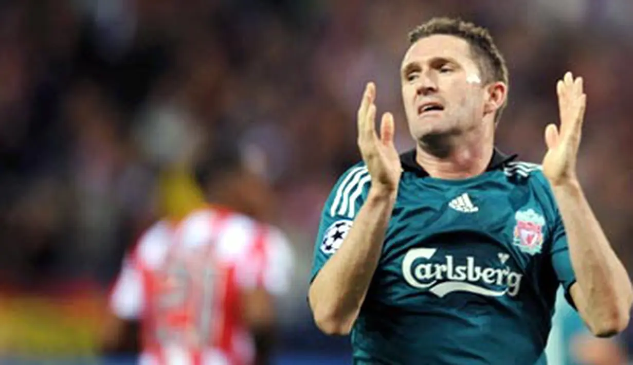 Liverpool's striker Robbie Keane misses a shot on goal against Atletico Madrid during their Champions League match at Vicente Calderon in Madrid on October 22, 2008. AFP PHOTO/PIERRE-PHILIPPE MARCOU