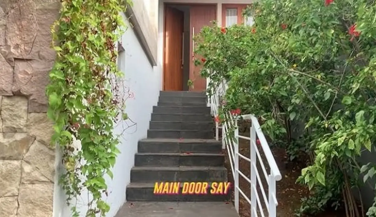 Tangga utama menuju rumah terasa asri dengan tumbuhan dan tanaman rambat. [YouTube Patricia Gouw]