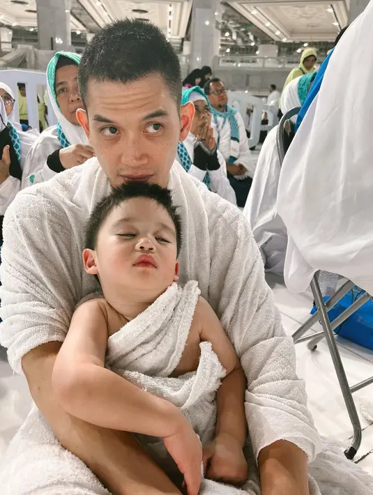 <p>Akhirnya, dia tetap tertidur di tengah ibadah. "Dan ternyata mas athar tidur lagiiii dong&hellip;. Tuh kann apa gw bilang mas," ucap Rezky. (Foto: Instagram/ thereal_rezkyadhitya)</p>