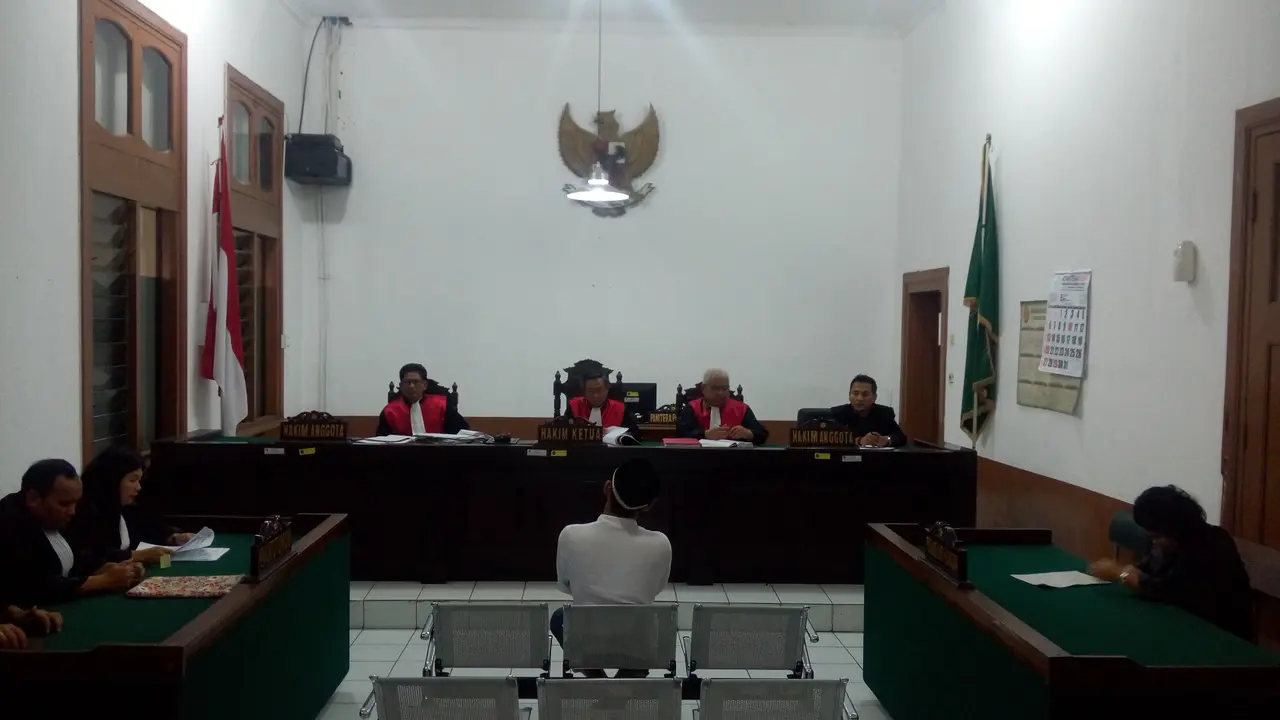 Terdakwa kasus penyerangan yang menewaskan komandan Brigade Pimpinan Pusat Persis ustaz HR Prawoto, Asep Maftuh (45)menjalani sidang perdananya di Pengadilan Negeri (PN) Kelas 1A Bandung