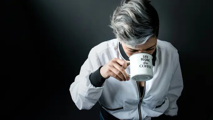 Cara Memperlambat Rambut Uban Tumbuh dengan Baby Oil