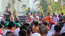 Presiden Jokowi memberi sambutan saat acara silaturahmi dengan anggota Paskibraka di halaman belakang Istana Bogor, Selasa (18/8/2015). Silaturahmi ini berkaitan peringatan kemerdekaan HUT RI ke-70 di Istana Merdeka Jakarta. (Liputan6.com/Faizal Fanani)