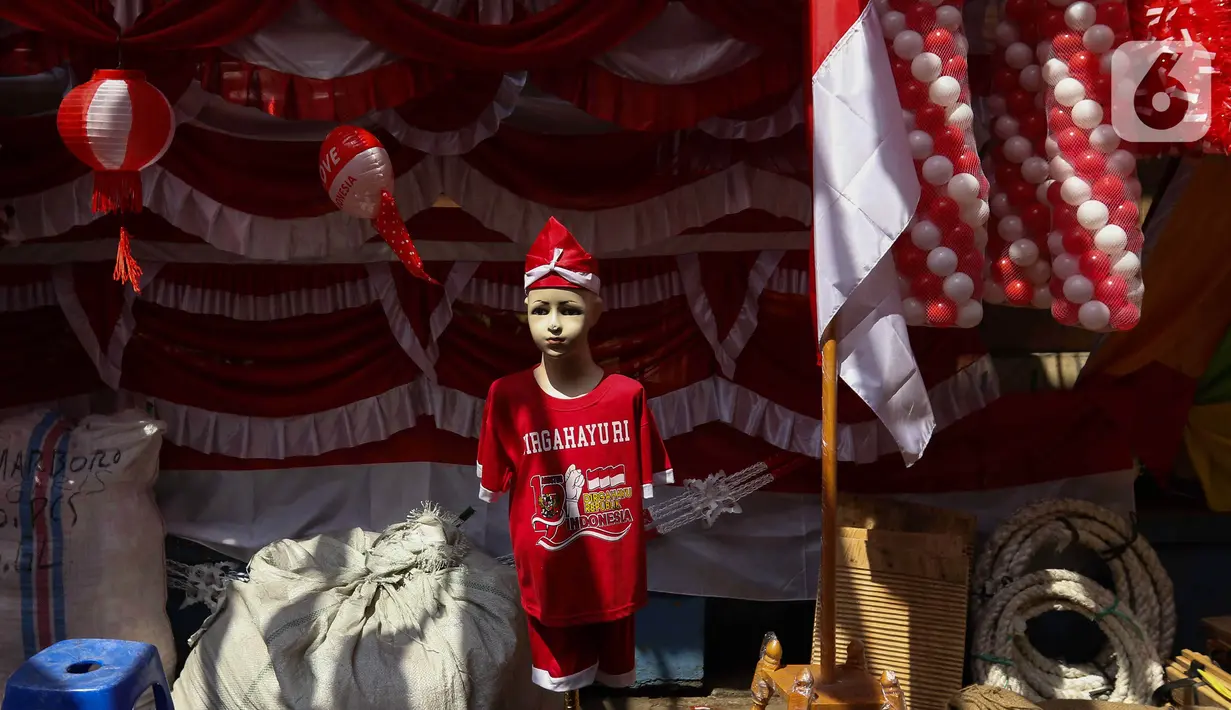 Para pedagang itu menjual berbagai pernak-pernik HUT Kemerdekaan Republik Indonesia (RI) dan bendera Merah Putih dengan beragam jenis dan ukuran. (Liputan6.com/Herman Zakharia)