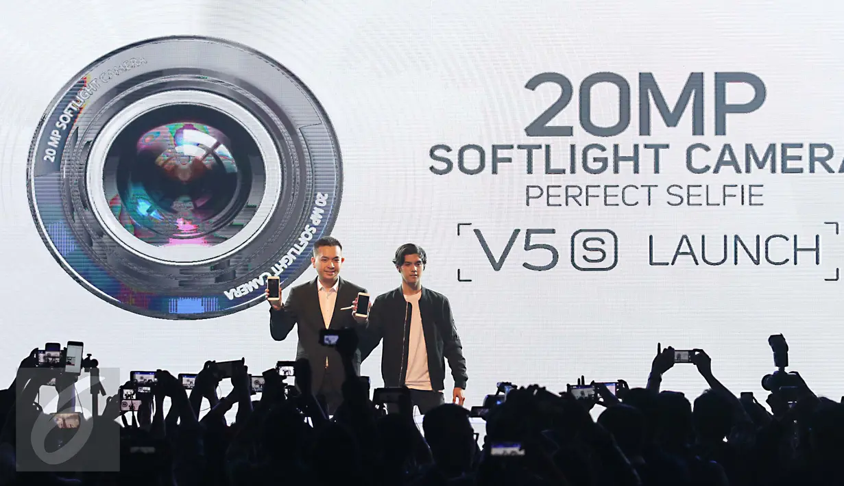 Product Manager Vivo Indonesia Kenny Chandra (kiri) bersama artis Al Ghazali (kanan) meluncurkan produk terbaru Vivo V5s di Jakarta, Rabu (10/5). Vivo V5s diluncurkan dengan mengandalkan kamera depan 20mp. (Liputan6.com/Angga Yuniar)
