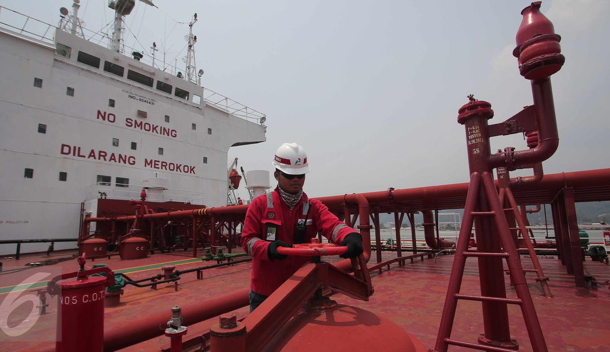 Pekerja melakukan pengecekan kapal M.T Jhon Caine yang digunakan untuk menyuplai BBM di Terminal BBM Panjang, Bandar Lampung, Selasa (6/10/2015). Terminal BBM Panjang akan menjadi Integrated End to End Pertama di Indonesia. (Liputan6.com/Angga Yuniar)