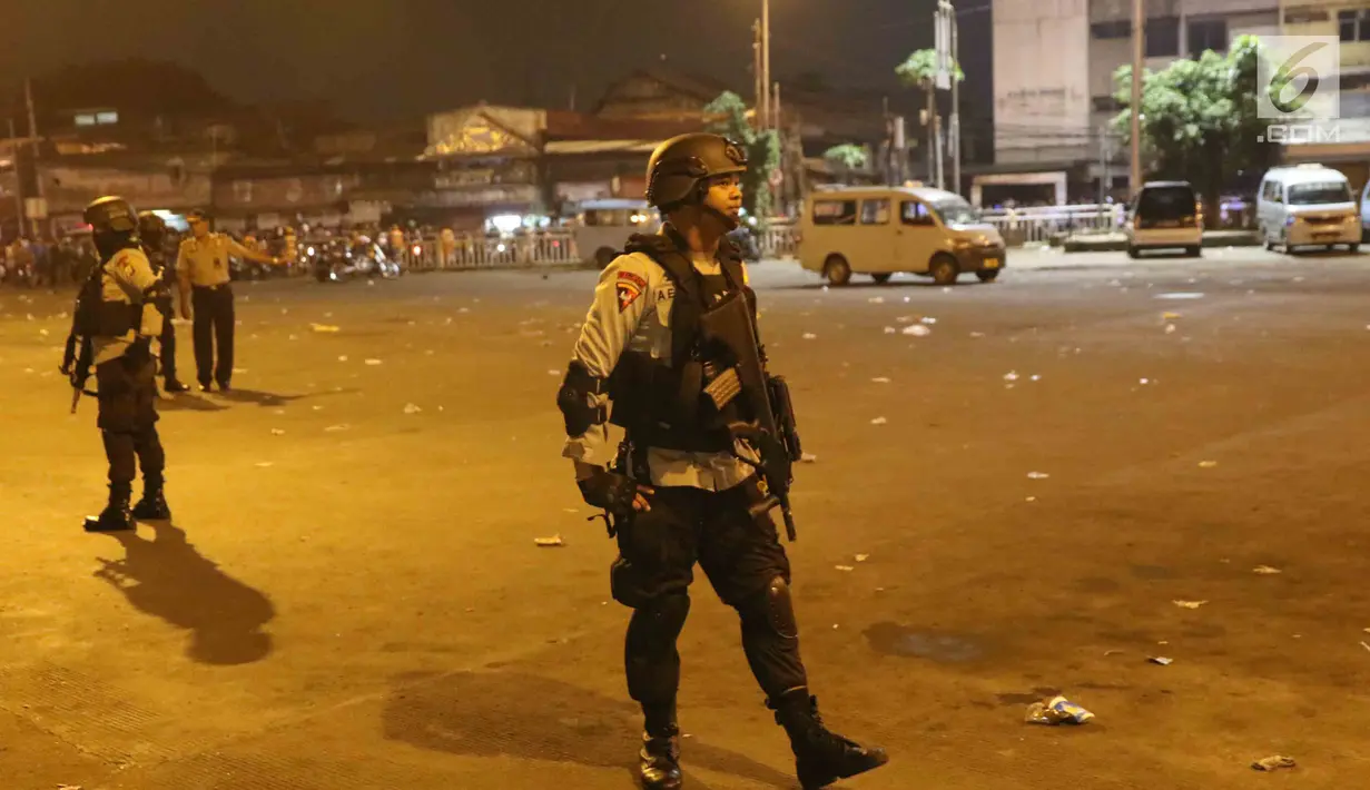 Polisi menjaga lokasi ledakan kedua di dekat toilet umum di Terminal Kampung Melayu, Jakarta, Rabu (24/5). (Liputan6.com/Angga Yuniar)