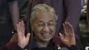 Perdana Menteri Malaysia Mahathir Mohamad memberi isyarat saat berbicara dalam konferensi pers di Putrajaya, Malaysia, Sabtu (22/2/2020). Mahathir Mohamad telah mengirimkan surat pengunduran diri sebagai Perdana Menteri ke Raja Malaysia. (AP Photo/Vincent Thian)