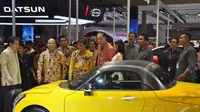 Mendag dan Menpora mengunjungi salah satu stand yang memajang mobil keren berwarna kuning, JIEXpo, Jakarta, Kamis (18/9/2014) (Liputan6.com/Miftahul Hayat)
