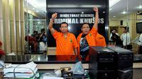 Tiga admin twitter @TrioMacan2000 sebelum rilis perkara di Mapolda Metro Jaya, Jakarta, Senin (3/11/2014). (Liputan6.com/Andrian M Tunay)