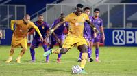 Pemain Bhayangkara FC, Ezechiel N'Douassel melepaskan tendangan penalti saat melawan Persik Kediri pada laga pekan kelima BRI Liga 1 di Stadion Madya, Jakarta, Rabu, (29/9/2021). (Bola.com/M Iqbal Ichsan)