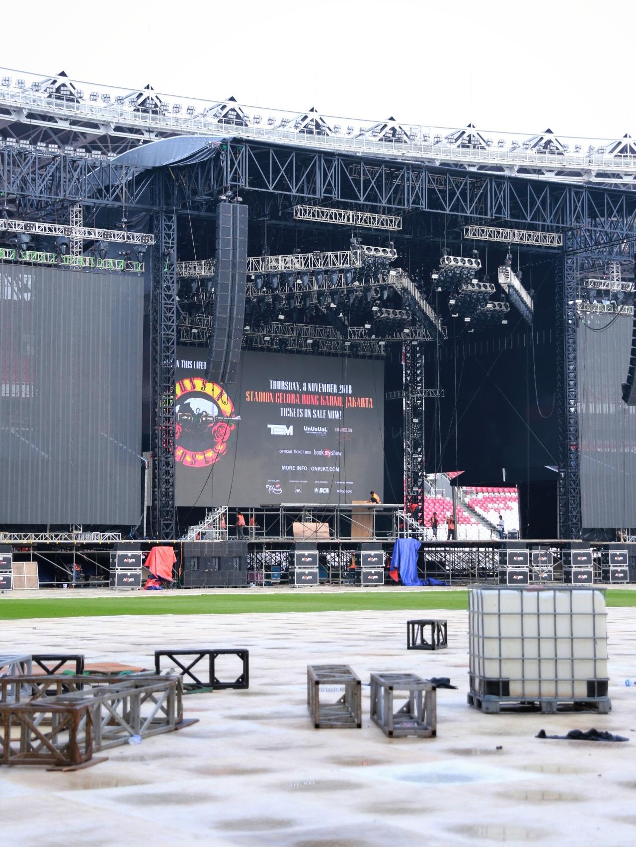 3 Ribu Personel Gabungan Amankan Konser Guns N' Roses di GBK Hari Ini