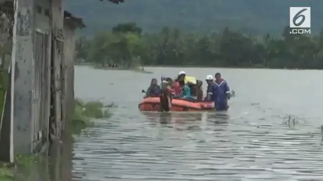 Banjir yang melanda daerah Klaten menyebabkan sejumlah desa terisolasi.