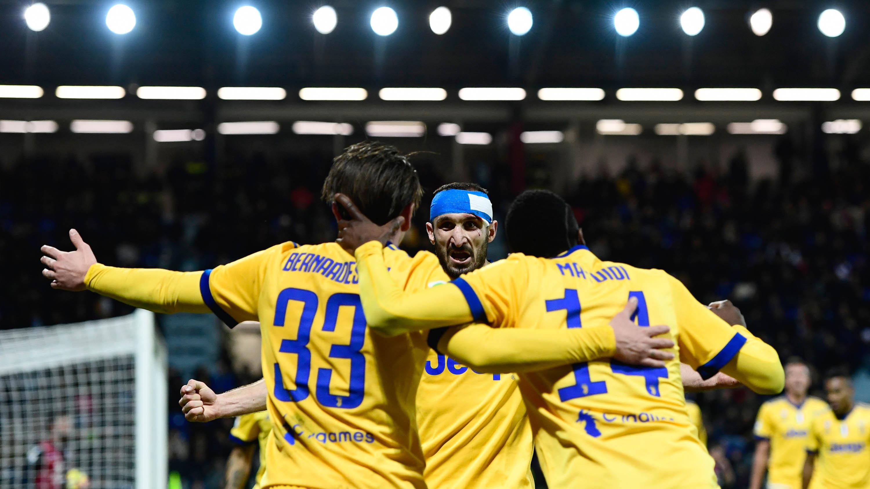 Para pemain Juventus merayakan gol yang dicetak Federico Bernardeschi ke gawang Cagliari pada laga Serie A Italia di Stadion Sardegna, Cagliari, Sabtu (6/1/2018). Cagliari kalah 0-1 dari Juventus. (AFP/Miguel Medina)