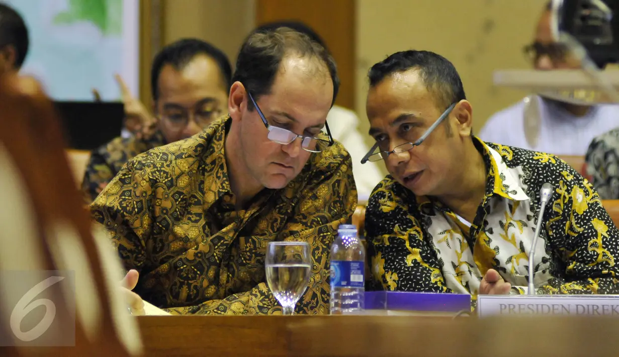 Director and Executive Vice President PT Freeport Indonesia, Robert Schroeder (kiri) dan Vice President Legal PT Freeport Indonesia, Clementino Lamury saat rapat dengar pendapat dengan Komisi VII di Senayan, Jakarta, (20/1). (Liputan6.com/JohanTallo)