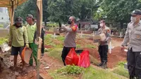 Datangi Pemakaman di Menteng Atas, Kapolsek Setiabudi Bagikan Makanan untuk Penggali Kubur