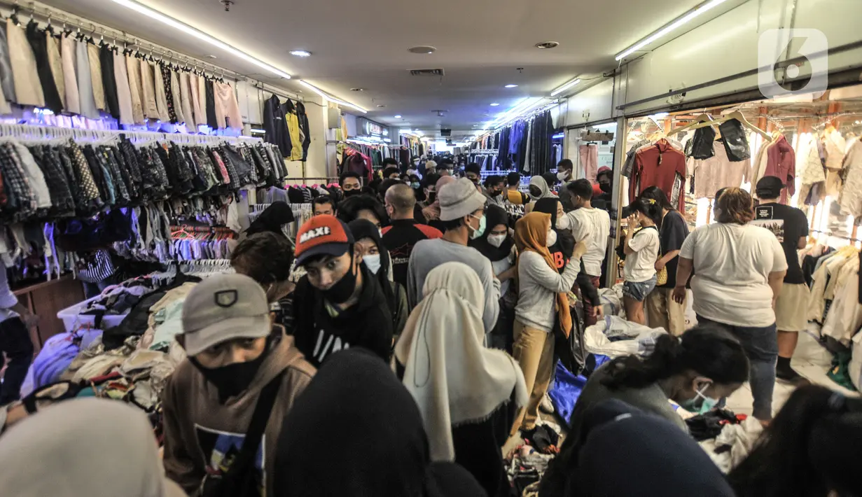 Pengunjung saat memilih pakaian impor bekas di Pasar Senen, Jakarta, Minggu (9/5/2021). Menurut pedagang, jumlah pengunjung di blok pakaian impor bekas mulai dipadati pengunjung sejak Kamis (6/5) kemarin. (merdeka.com/Iqbal S. Nugroho)