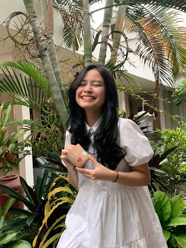 FOTO: Gaya Hanggini saat Pakai Simpel Dress, Tampil Menawan