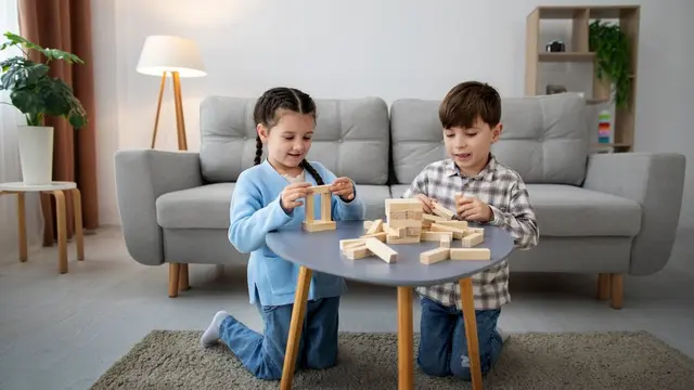 Dua orang anak sedang bermain bersama (Foto Dok: Freepik/freepik)