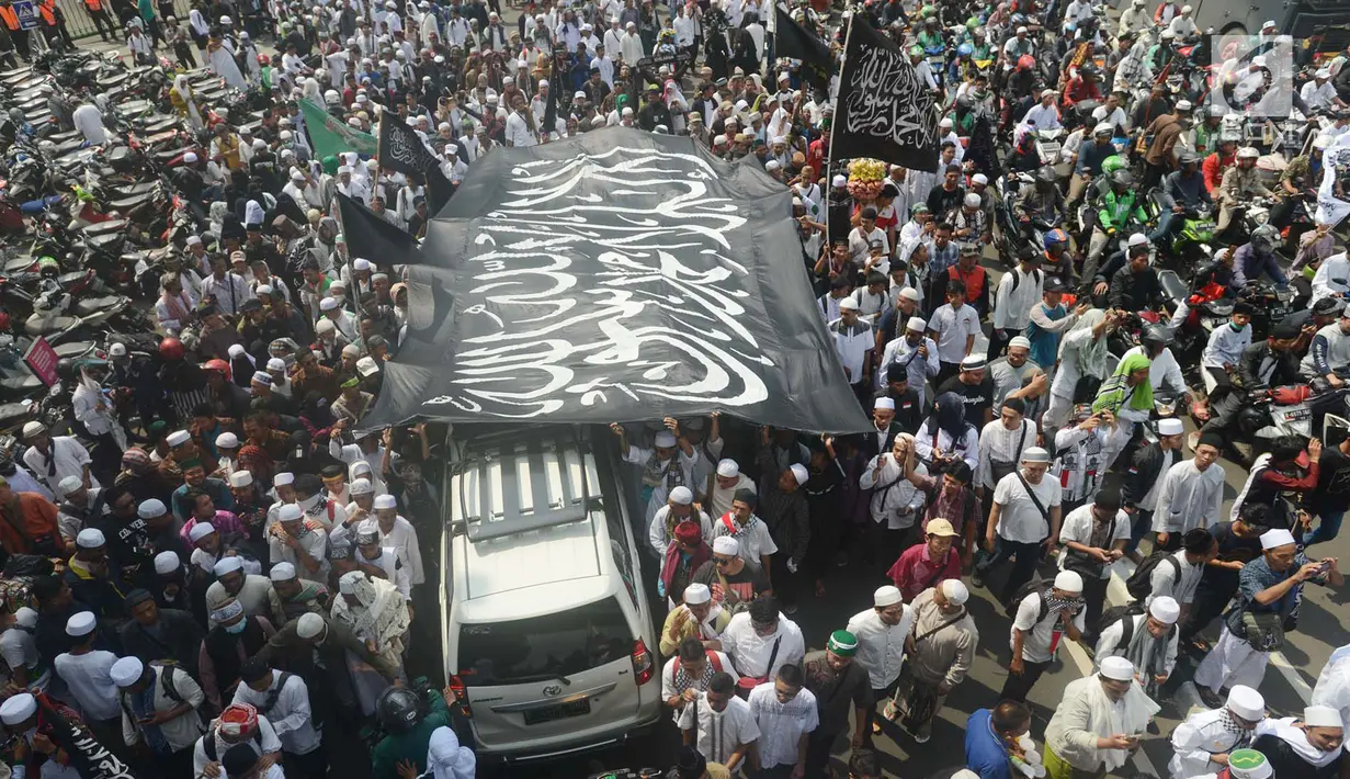 Suasana saat massa Aksi Bela Islam 64 berunjuk rasa di Bareskrim, Jakarta, Jumat (6/4). Pengunjuk rasa menganggap puisi Sukmawati Soekarnoputri yang berjudul 'Ibu Indonesia' telah menistakan agama. (Merdeka.com/Imam Buhori)