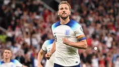 Timnas Inggris menjadi satu dari empat negara yang masih menjaga rekor sempurna pada Kualifikasi Euro 2024 dengan mengoleksi 12 poin dari 4 laga. Hasil ini tentu tak mengherankan, karena skuad Three Lions untuk Kualifikasi Euro 2024 masih dihuni para pencetak gol ulung, di mana tiga di antaranya menguasai deretan 5 pemain aktif dengan jumlah gol terbanyak bagi Timnas Inggris. Berikut Daftar lengkap 5 pemain aktif Timnas Inggris dengan koleksi gol terbanyak hingga kini. (AP Photo/Dave Thompson)