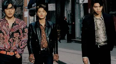 Kerennya anggota NCT yaitu Taeyong, Taeil dan Johnny NCT127 saat gunakan batik dengan balutan jeans serta jas hitam. Gaya mereka sukses buat para penggemar terpukau. (Liputan6.com/IG/@nct127)